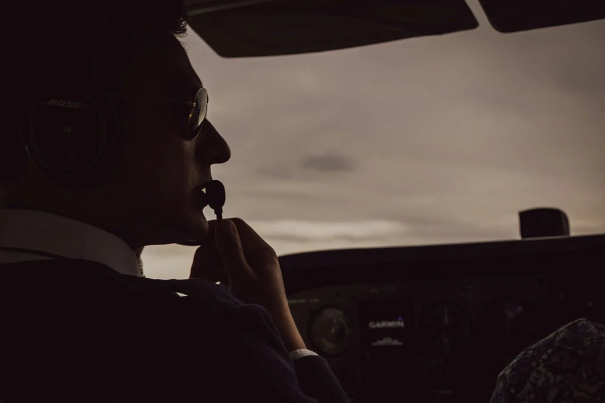 Piloot met pilotenbril en Bose headset Piloot met pilotenbril en Bose headset